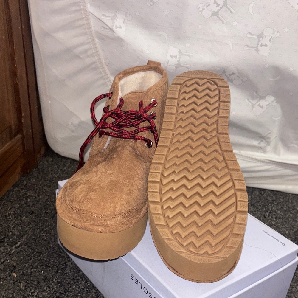 Madden girl Tan Suede Platform Ankle Boots with Red & Black Laces - Picture 5 of 6